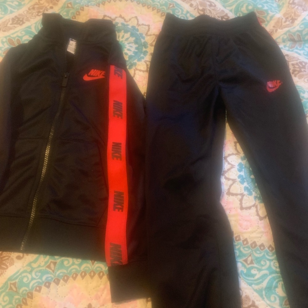Boys Nike jumpsuit set (jacket and pants) size 5/6